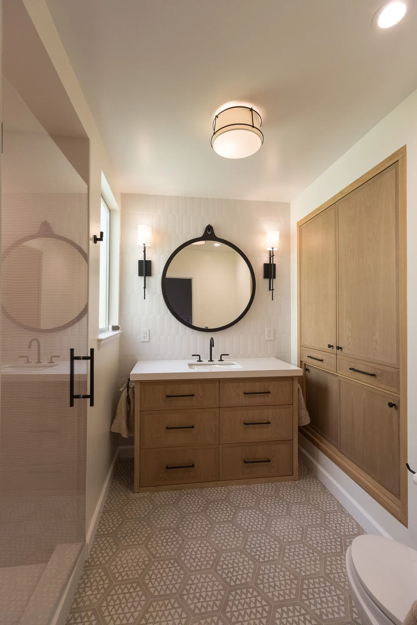 Hexagon-floor bath