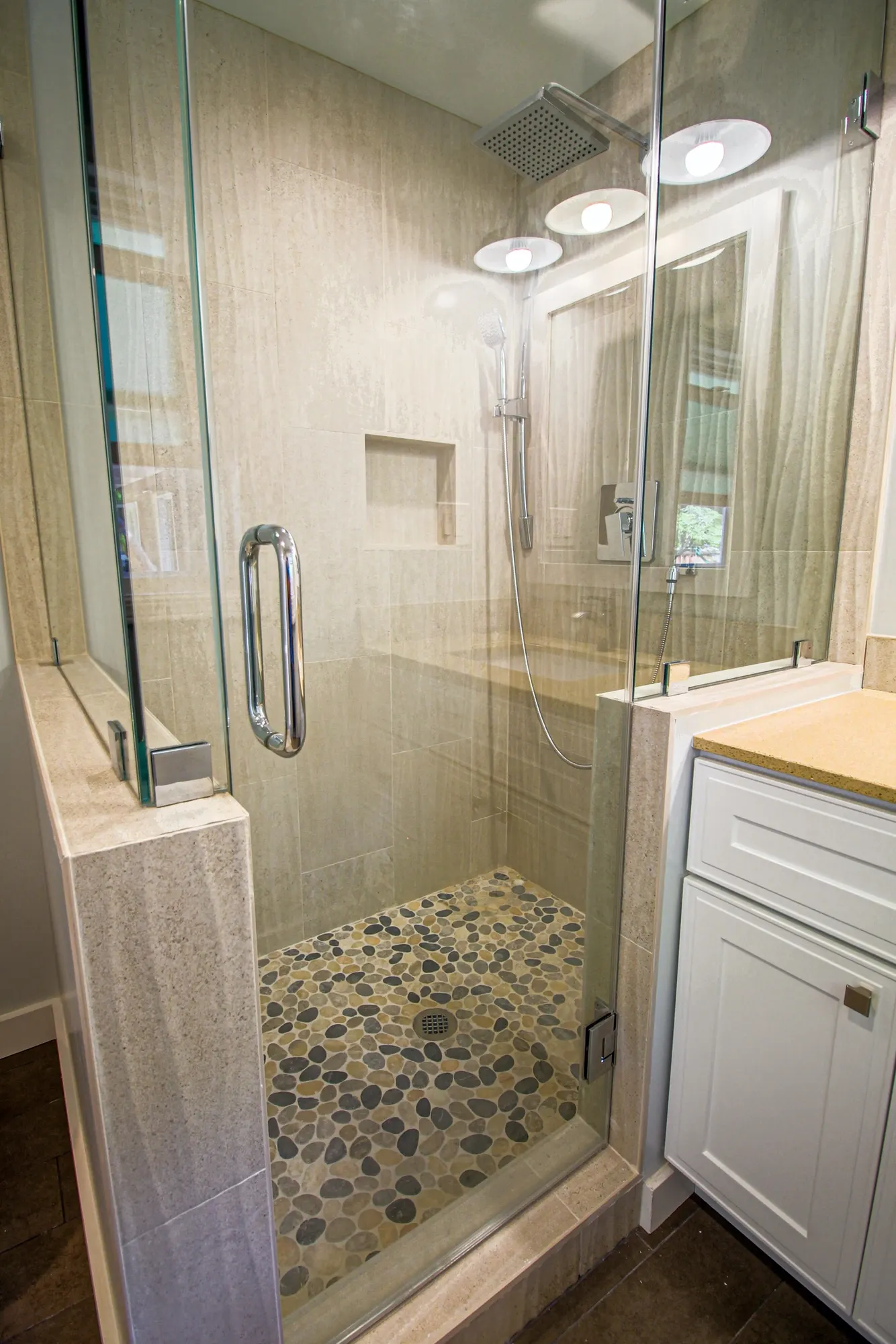 Pebble-floor shower